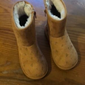 Boots. Soft inside. Zip up